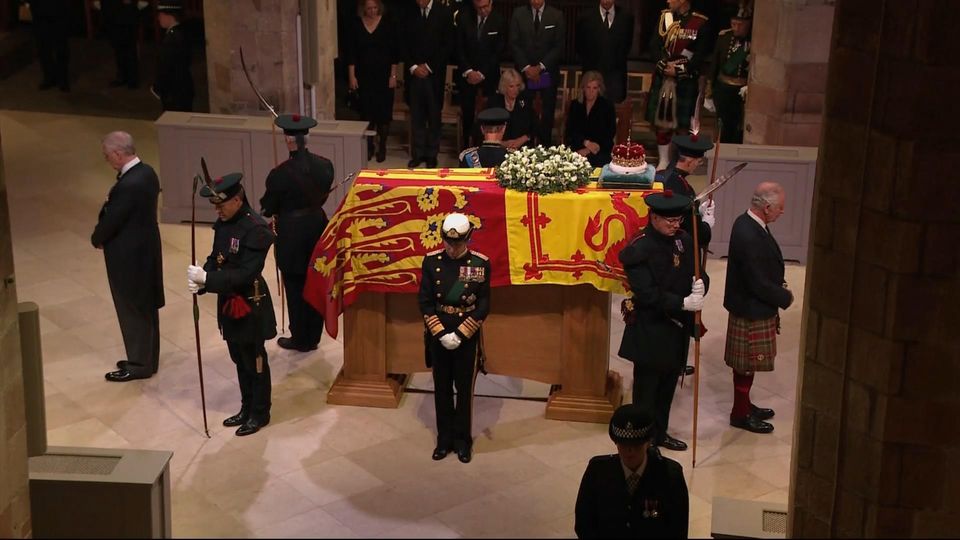 Völlige Stille in Kathedrale Charles und seine Geschwister halten Totenwache