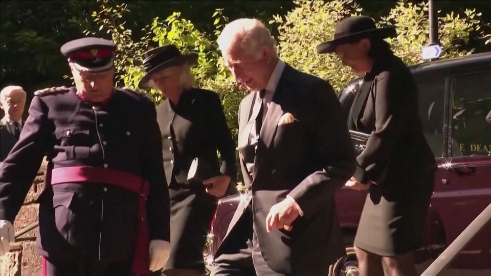 König Charles wird in Wales empfangen