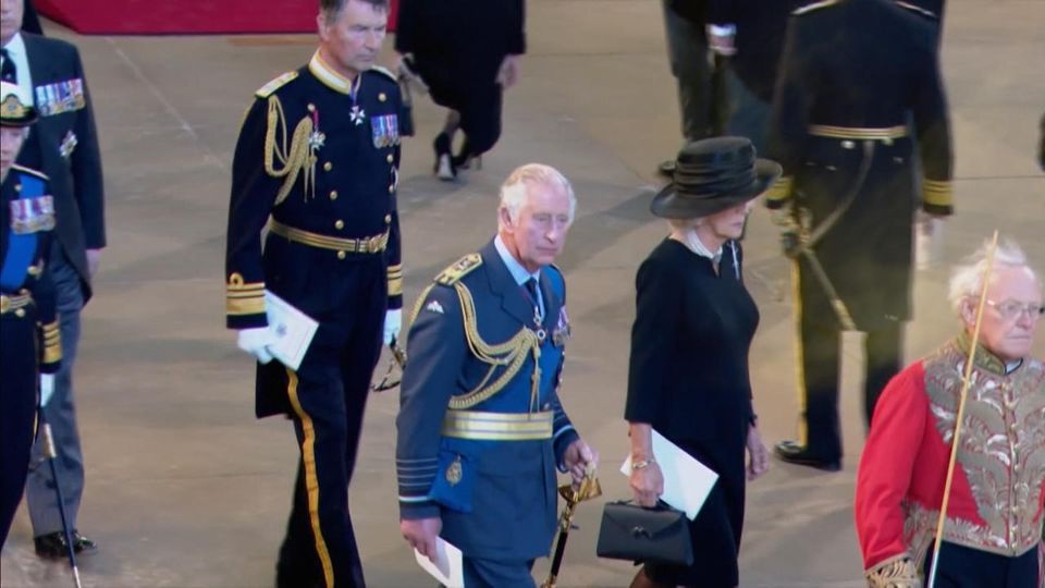 König Charles bekommt seinen eigenen Thron