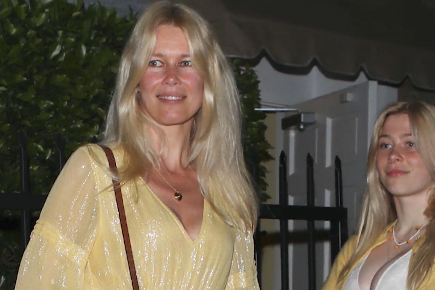 Sensation in Santa Monica: Claudia Schiffer mit ihrem Klon unterwegs |  Video | VIP.de