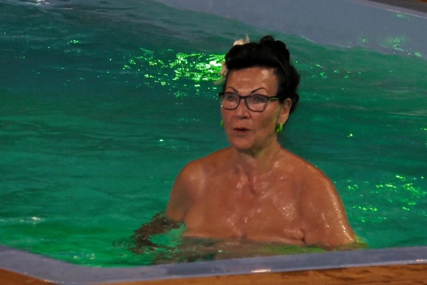 Uschi nackt im pool