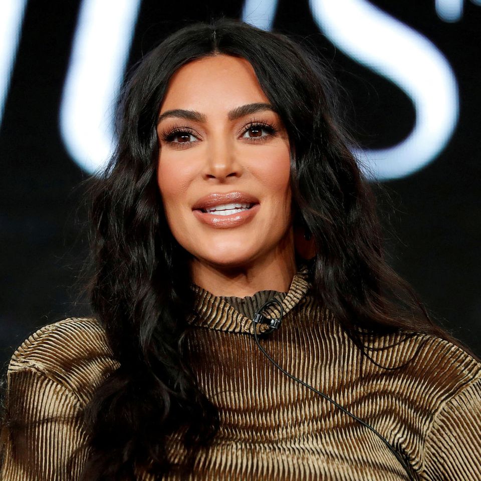 "The Kardashians"-Star Kim Kardashian sitzt bei einer Pressekonferenz vor einem Mikrofon und spricht.