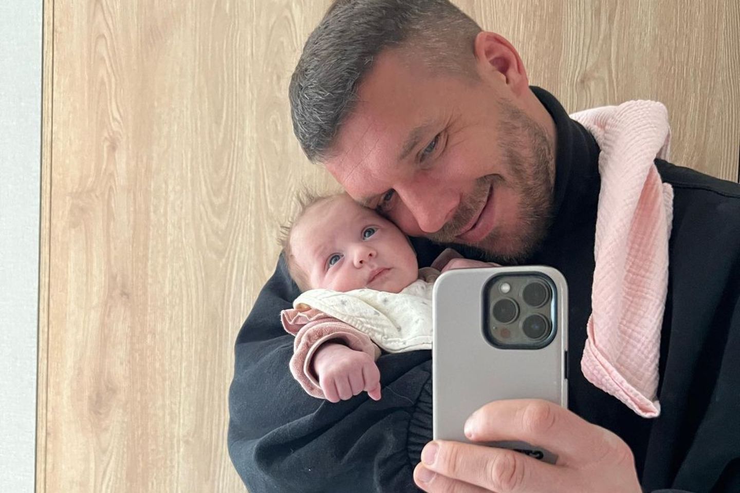 Lukas Podolski mit seiner Tochter Ella.