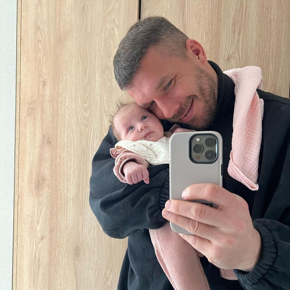 Lukas Podolski mit seiner Tochter Ella.