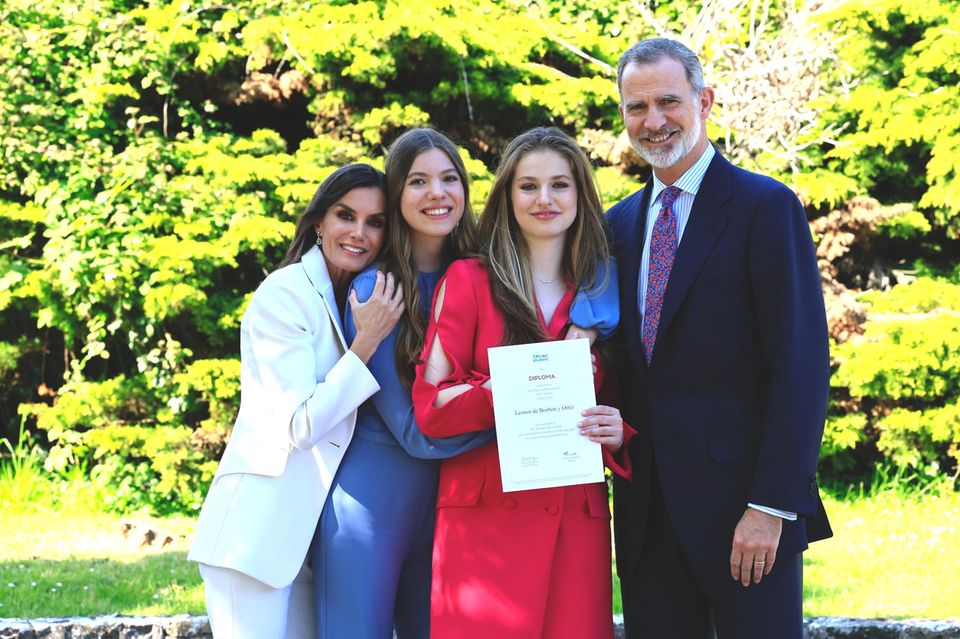 Königin Letizia, Prinzessin Sofía, Prinzessin Leonor und König Felipe von Spanien freuen sich über Leonors Schulabschluss.