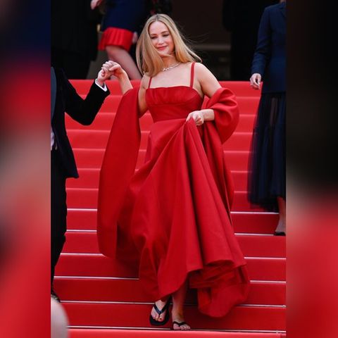 Jennifer Lawrence kommt mit Flip-Flops auf den roten Teppich in Cannes