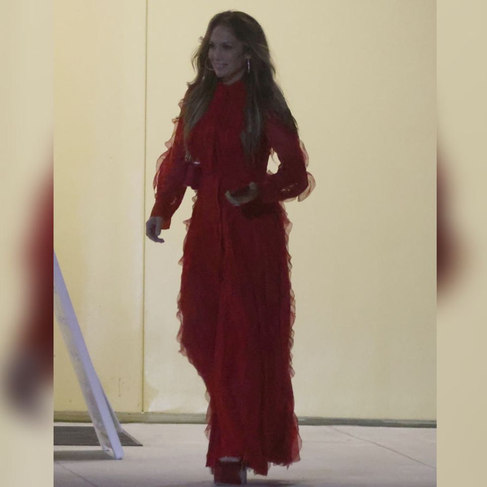 Kontrastprogramm zur echten Mama Jennifer Garner: Jennifer Lopez: Im Glamour-Outfit zur Schulaufführung der Stieftochter