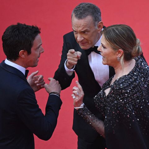 Tom Hanks und seine Frau Rita Wilson diskutieren in Cannes auf dem roten Teppich.