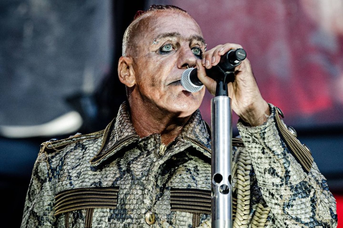 Schock bei Rammstein-Konzert: Sänger Till Lindemann stürzt von Bühne