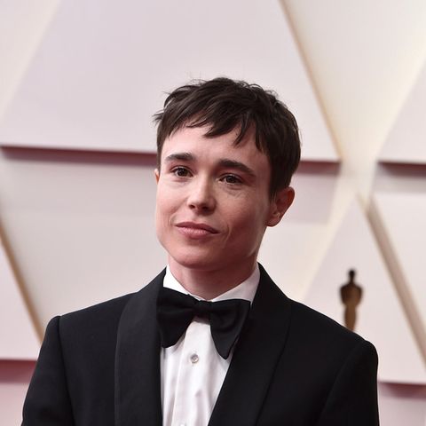 Schauspieler Elliot Page steht auf dem roten Teppich bei den Oscars und schaut neutral in die Kameras.