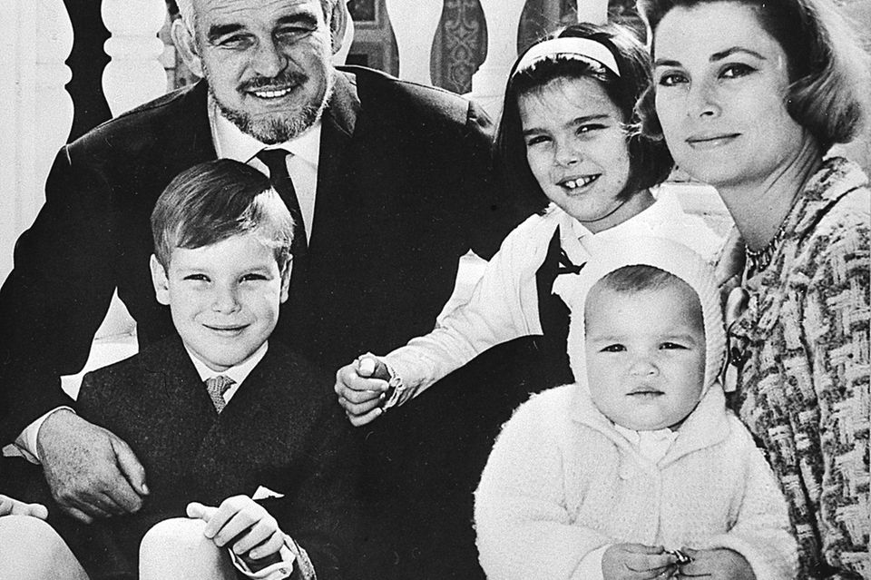 Seine Familie war für Fürst Rainier sein "größtes Glück": Hier posiert er 1966 mit Albert, Caroline, Stephanie und und seiner F…