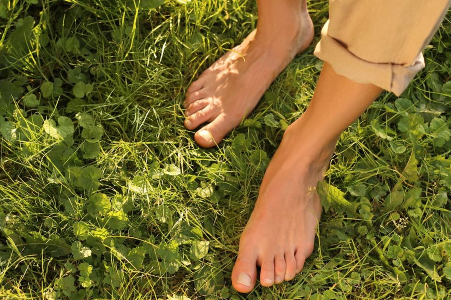 Barefoot-Boy-Summer: Warum wir häufiger barfuß laufen sollten