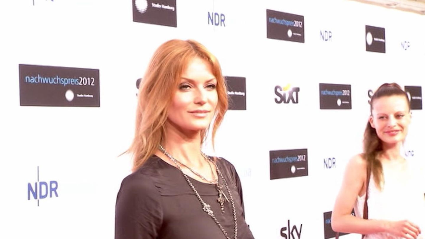 Hier ist Mina! Esther Schweins zeigt erstmals ihre Tochter Video VIP.de Hier ist Mina! Esther Schweins zeigt erstmals ihre Tochter Video VIP.de