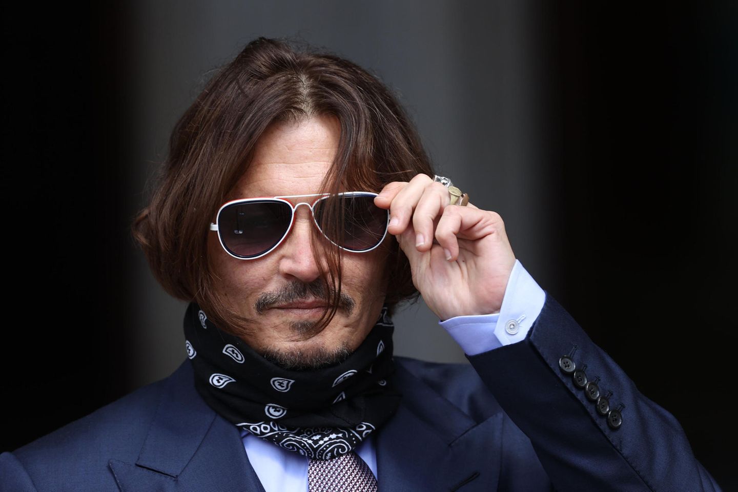 ARCHIV - 17.07.2020, Großbritannien, London: Der US-amerikanische Schauspieler Johnny Depp fasst sich an die Sonnenbrille. Der …