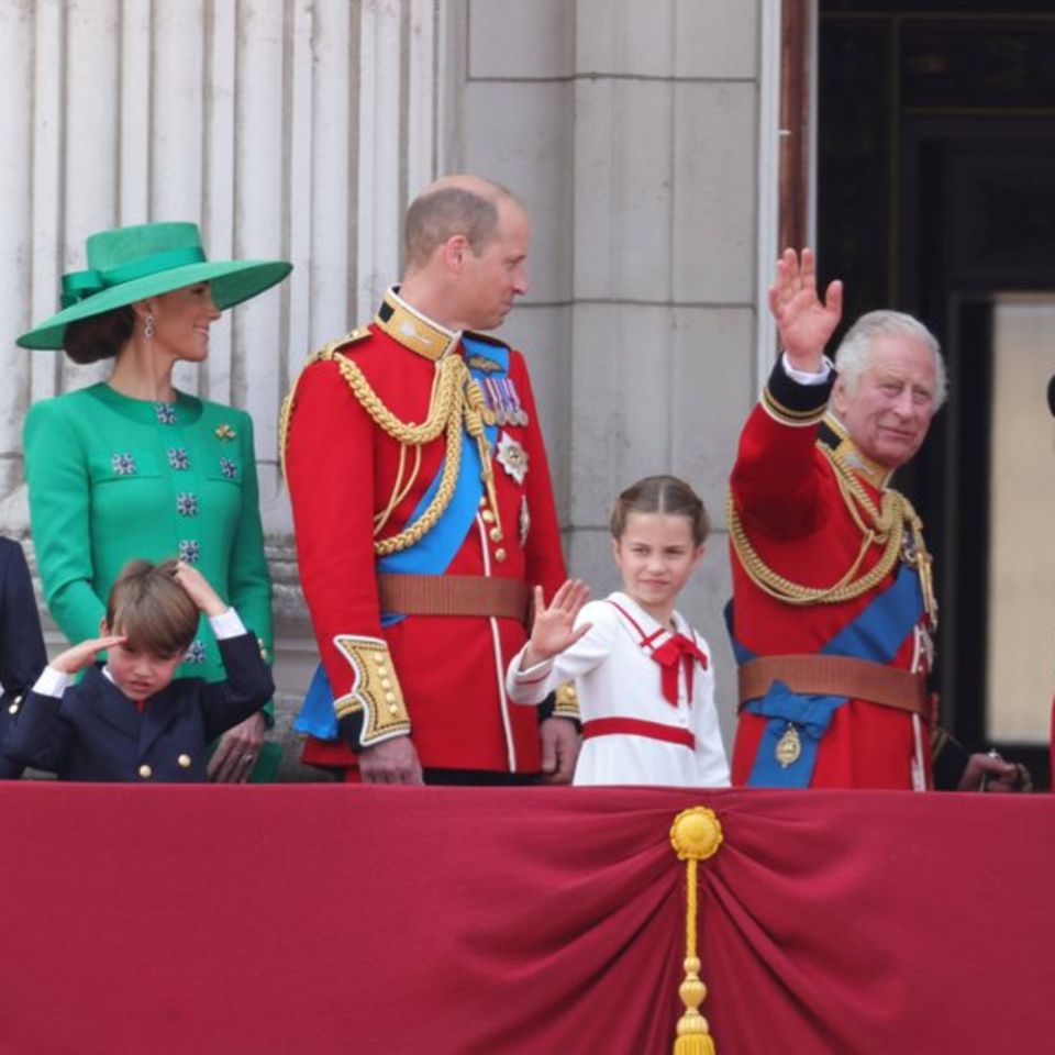 Balkon-Auftritt der Royals: Frecher Abschiedsgruß von Prinz Louis