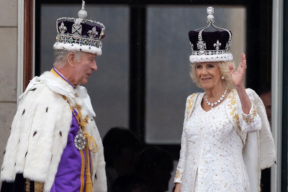 Alles Wissenswerte rund um König Charles' Krönung in der Zusammenfassung: Krönungs-Highlights: Plötzlich mischen sich die Royals unters feiernde Volk