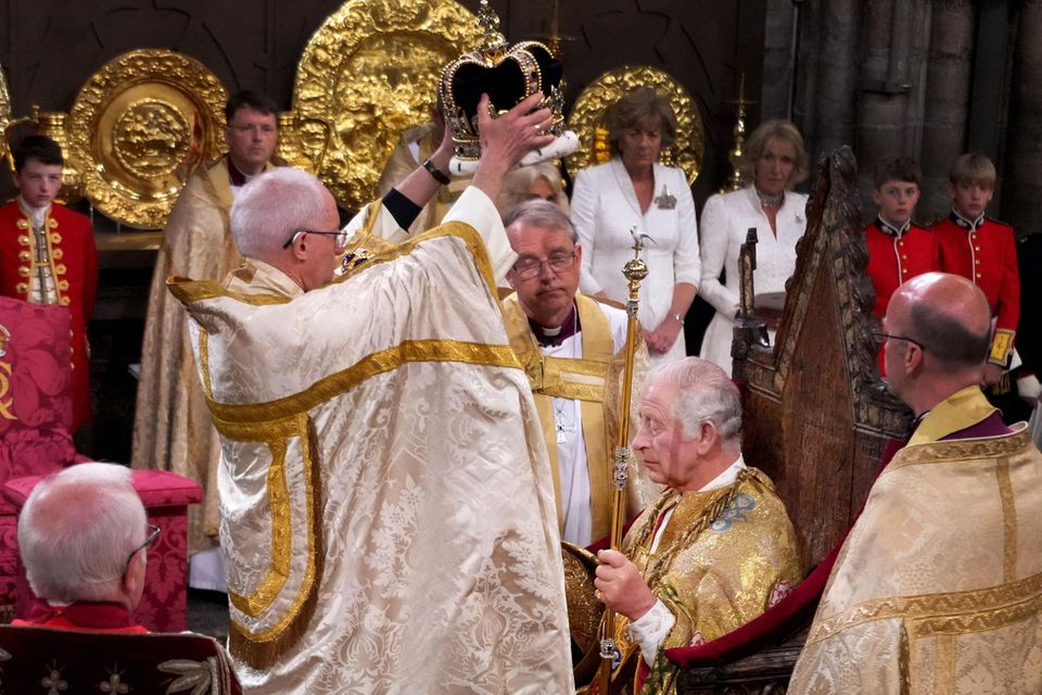 Alles Wissenswerte rund um König Charles' Krönung in der Zusammenfassung: Krönungs-Highlights: Plötzlich mischen sich die Royals unters feiernde Volk