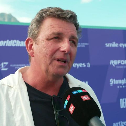 Und plötzlich erzählen Fans dir ihre komplette Krankheitsgeschichte: Hans Sigl im Interview: Seine "Bergdoktor"-Rolle hat Risiken und Nebenwirkungen
