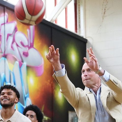 Prinz William versucht sich mit Sakko im Basketball