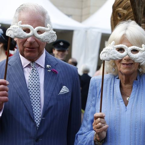 Darum tragen König Charles und Königin Camilla Tiermasken