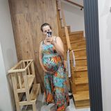 In einem gemusterten Sommerkleid schmückt Sarafina Wollny nicht nur ihre Babykugel, sie hält außerdem fest: "35. Schwangerschaftswoche. Wir freuen uns so sehr auf unser drittes Wunder."