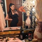Kourtney Kardashian verpackt ihre Babykugel in einem figurbetonten, schwarzen Bodycon-Kleid – und auch die Pose inszeniert ihre kleine Wölbung perfekt.