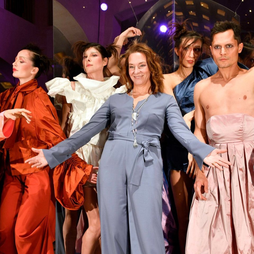 Auch im Juli dabei: Modemacherin Anja Gockel umrahmt von ihren Models bei der Fashionshow in Berlin im Januar 2023.