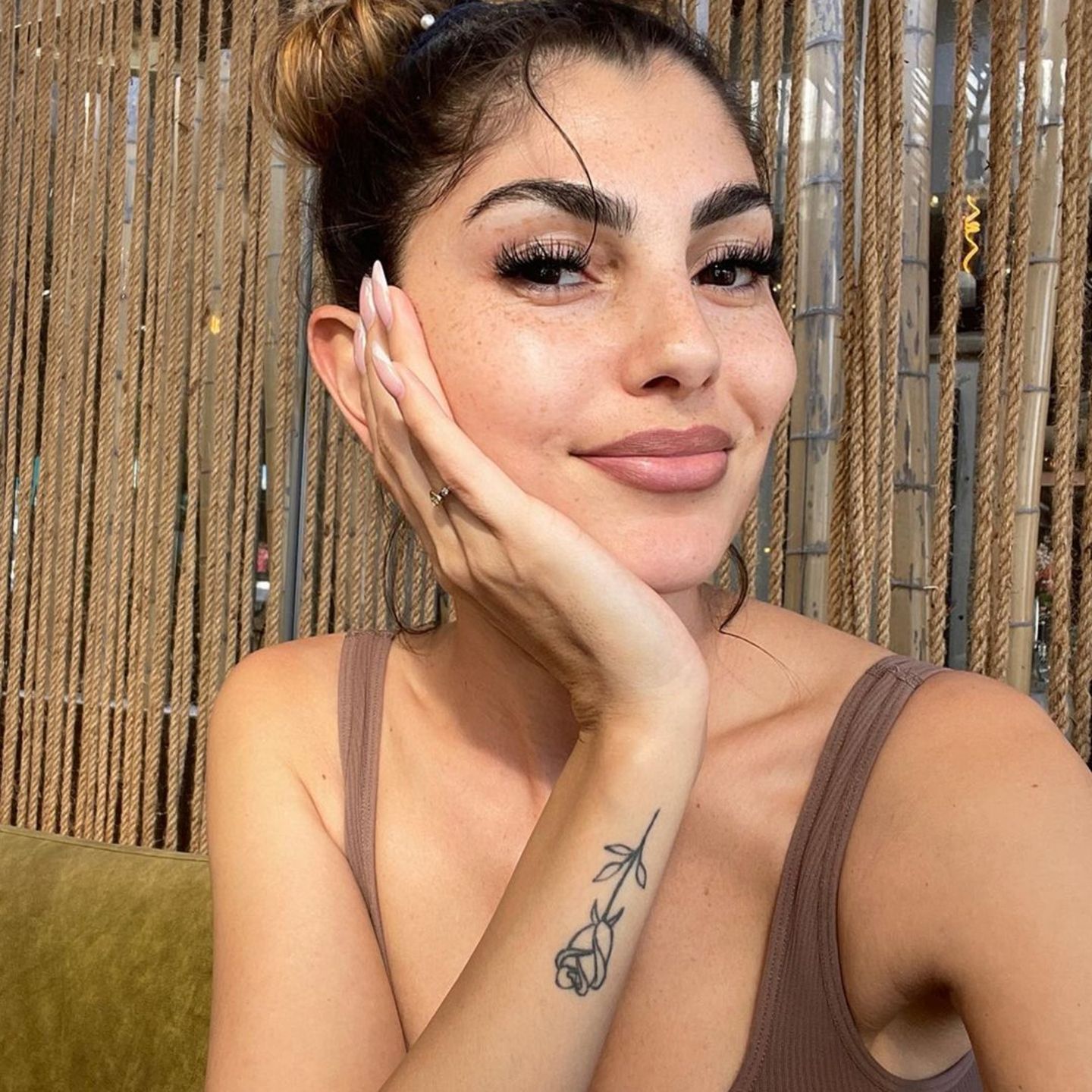 Yeliz Koc verzichtet auf viel Make-up und zeigt ihre Sommersprossen, ihre Augen sind dunkel geschminkt. Zufrieden blickt der Reality-TV-Star in die Kamera. 