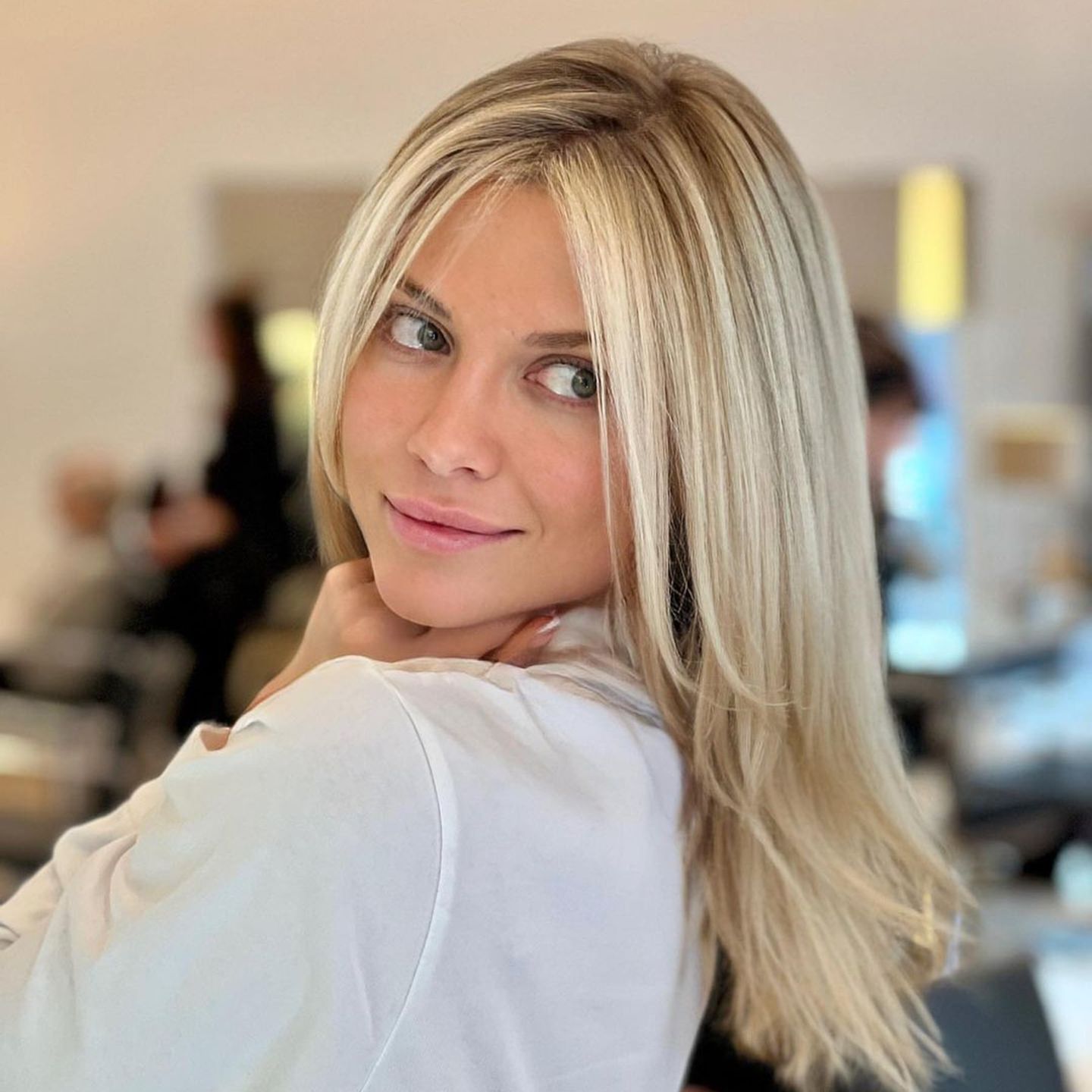Etwas mehr Frische und Natürlichkeit zum Wochenstart. Auf Instagram präsentiert Valentine Pahde das Ergebnis ihres Haar-Freshups von Star-Friseur André Märtens. 