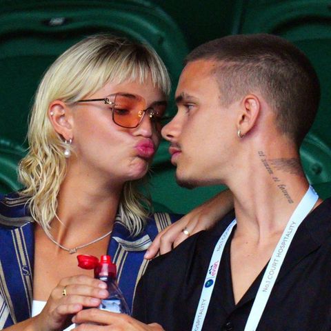 Mia Regan und Romeo Beckham tauschten in Wimbledon Küsse aus.