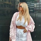 Wann ist die beste Zeit für einen kleinen Schnappschuss? Wenn man frisch vom Friseur kommt, natürlich. Bloggerin Farina Opoku teilt mit ihren Instagram-Fans ein Foto mit neu gefärbter, blonder Wallemähne und sorgt darauf nicht nur mit ihrem Haar, sondern auch dem rosa-weißen Outfit für Sommer-Flair.