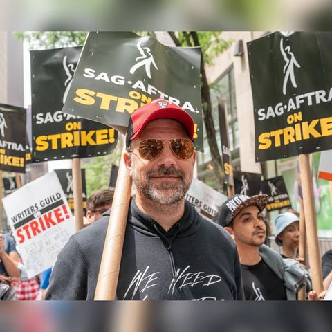 Schauspieler Jason Sudeikis demonstrierte in New York vor dem Rockefeller Center.