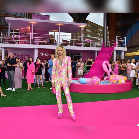 Bill Kaulitz posierte in seinem Barbie-Outfit vor dem aufgebauten Traumhaus.