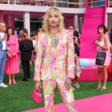 Bill Kaulitz hat sich für die Filmpremiere von "Barbie" einen Anzug mit 3D-Applikationen in Pastell ausgesucht. Pinkfarbene Plateau-Schuhe runden seinen Look perfekt ab.