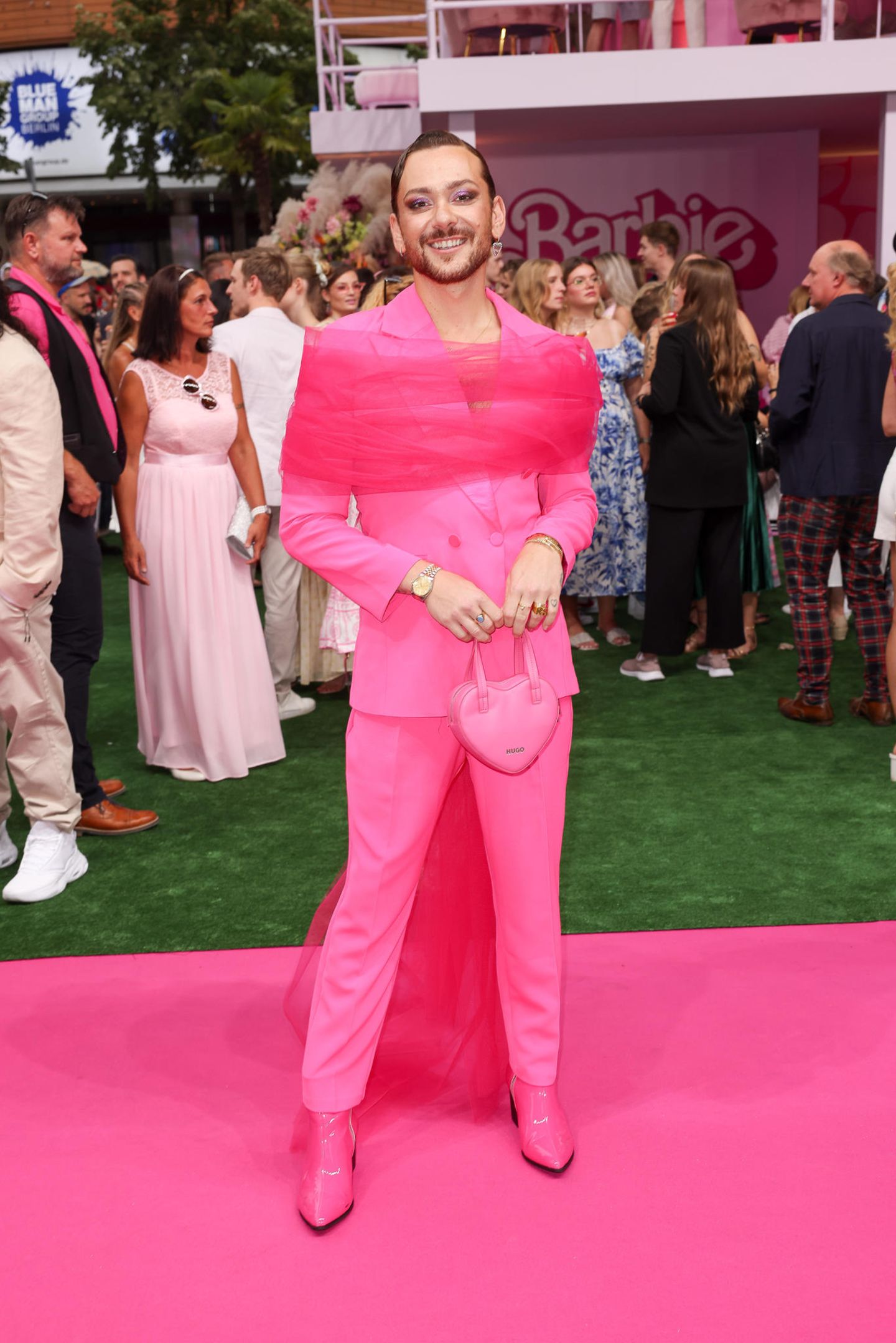 Riccardo Simonetti erscheint in einem Komplett-Look in Pink – und zieht damit alle Blicke auf sich. 