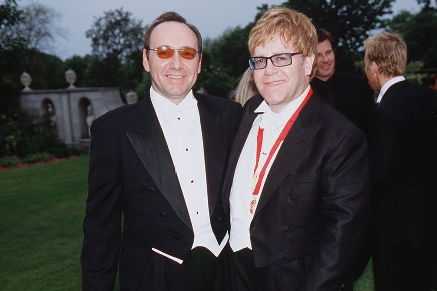 Kevin Spacey (l.) und Elton John auf dem "White Tie and Tiara Ball" im Sommer 2001.