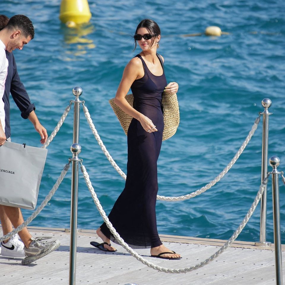 Elegante Sommer-Kombi aus schwarzem Kleid und schwarzen Schuhen: Kendall Jenner trägt den Fashion-Trend im Urlaub.