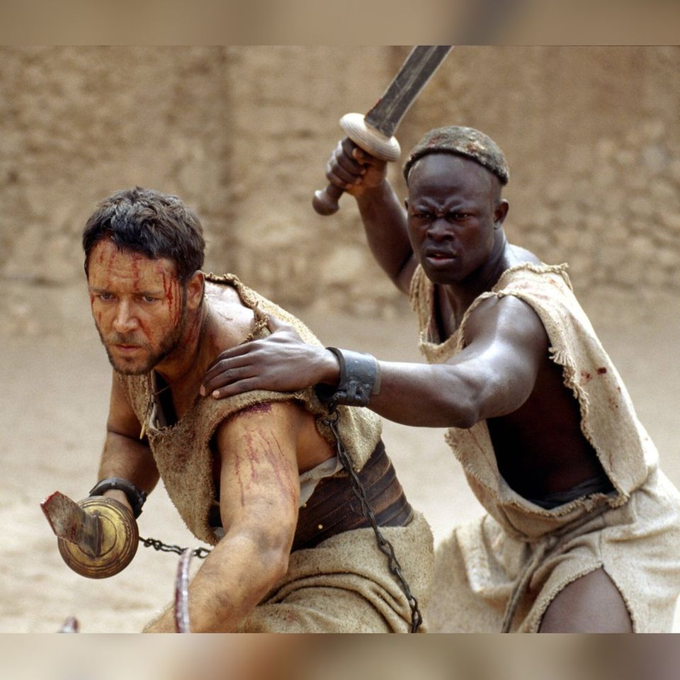 Kritik an "Gladiator 2" (Szenenbild aus Teil 1 mit Russel Crowe, l. und Djimon Hounsou).