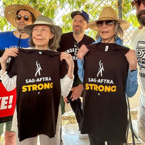 Lily Tomlin (l.) und Jane Fonda halten ihre Streik-Shirts in die Kamera.