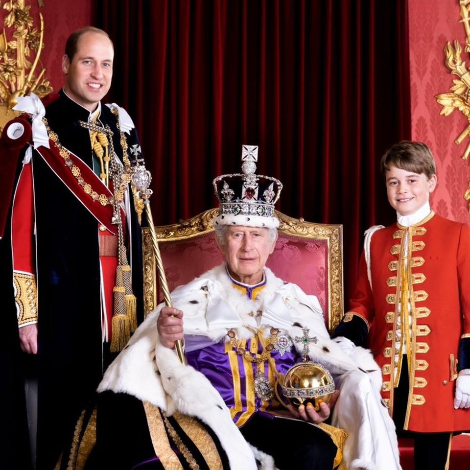 Der Tradition verpflichtet: Auf dem offiziellen Bild des Königshauses nach Charles' Krönung lächelt George neben seinem Vater