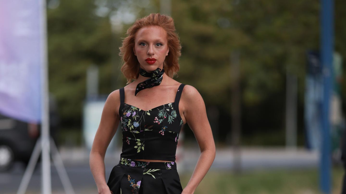 Anna Ermakova Stylischer Auftritt im floralen Zweiteiler