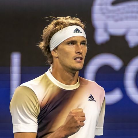 Alexander Zverev hat sich am Rande eines Tennis-Turniers erstmals zum gegen ihn erhobenen Vorwurf geäußert.