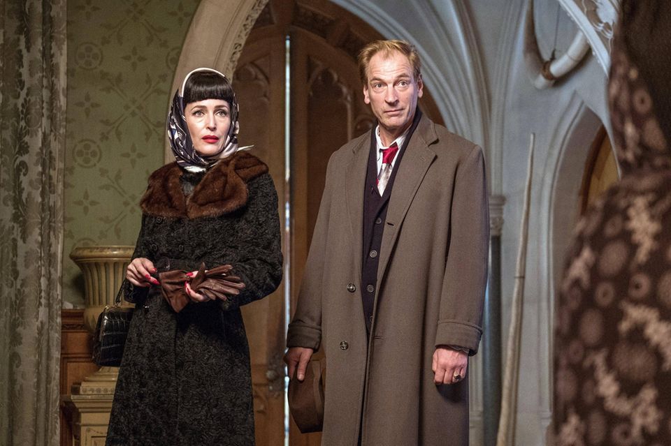 Gillian Anderson und Julian Sands (†) am Set von "Crooked House".
