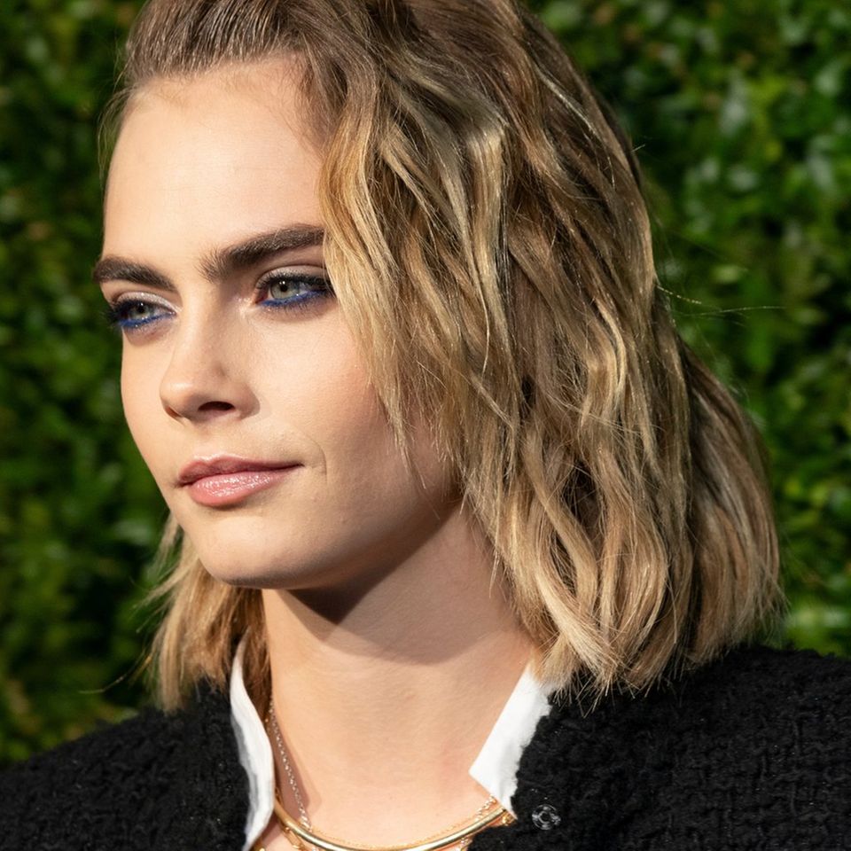 Cara Delevingne machte einen Alkoholentzug und sagt, dass sie jetzt so ruhig und selbstbewusst ist wie noch nie.