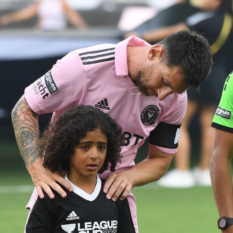 Lionel Messi mit dem sichtlich unsicheren Sohnemann von DJ Khaled, Asahd.