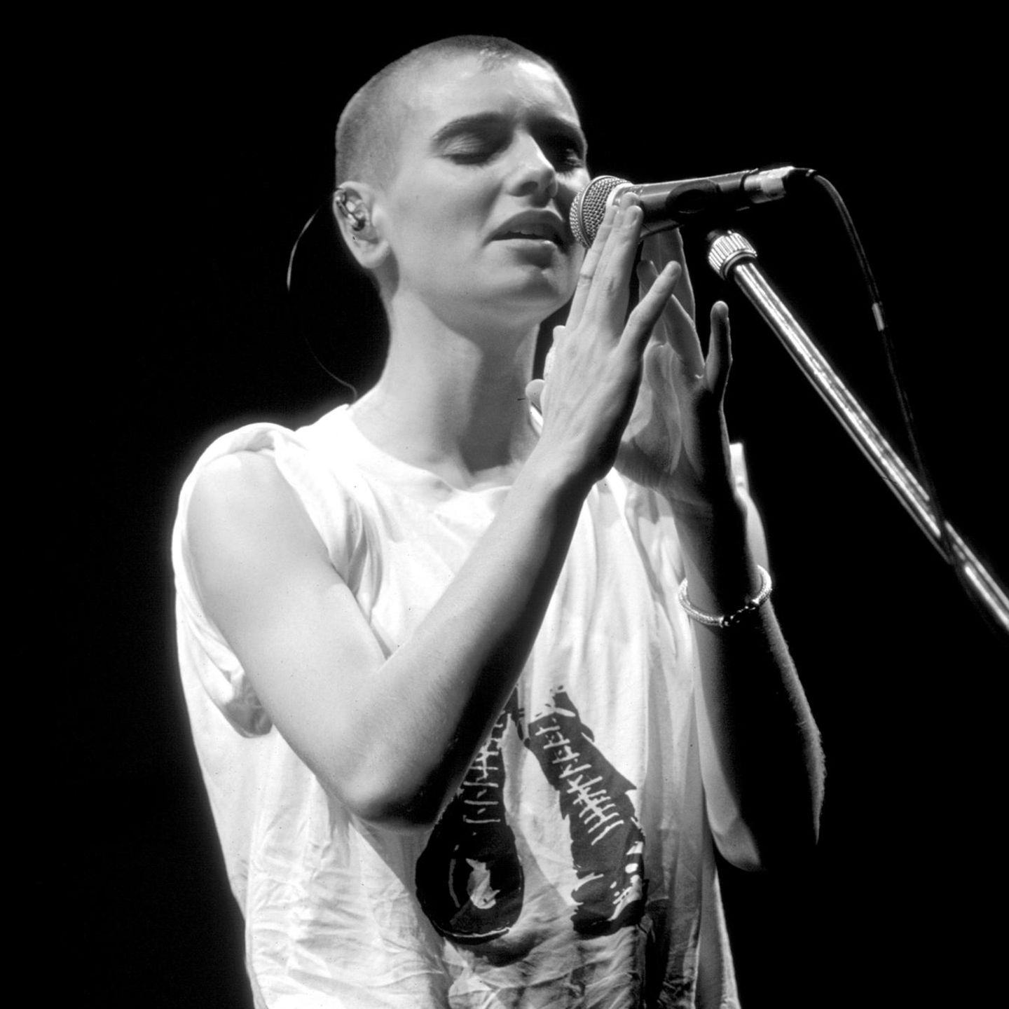 26. Juli 2023: Sinéad O'Connor (56)  Die Welt trauert um Sinéad O'Connor. Die irische Sängerin, die 1990 mit der von Prince geschriebenen Ballade "Nothing Compares 2 U" weltberühmt wurde, stirbt im Alter von nur 56 Jahren. Erst im Januar 2022 musste sie den Suizid ihres Sohnes Shane verkraften. "Seitdem lebe ich wie eine untote Nachtkreatur. Er war die Liebe meines Lebens", sind ihre letzten Worte auf Twitter, nur wenige Tage bevor sie stirbt.