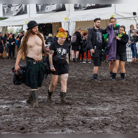 Regenmassen haben das Gelände des Wacken Open Airs in ein Schlammfeld verwandelt.