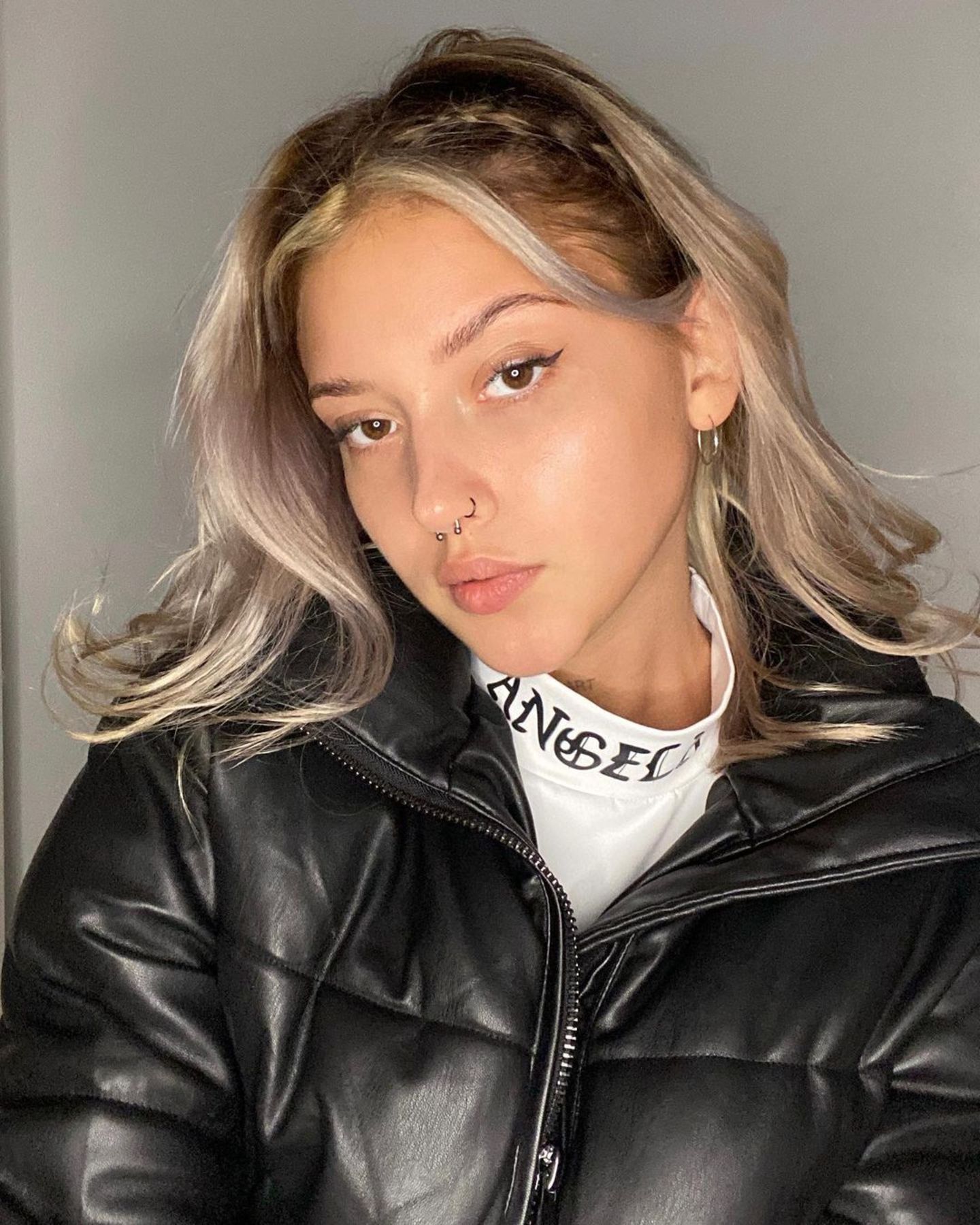 Schüchtern und bildschön nehmen die Teilnehmer:innen und Zuschauer:innen des Reality-TV-Formats "Are You The One" Jill Lange 2021 wahr. Die damals 20-Jährige trägt ihr Haar in einem kühlen Blond, ihr Make-up-Look ist dezent. Mit ihrem Nasen-Piercing wagt sie sich an erste körperliche Veränderungen ...