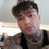 ... denn Josua hat seinen Körper in eine Flut von Tattoos gehüllt. Ein Schmetterling, Mandalas und Blüten zieren seine Haut und geben dem Influencer einen richtig coolen Look. 