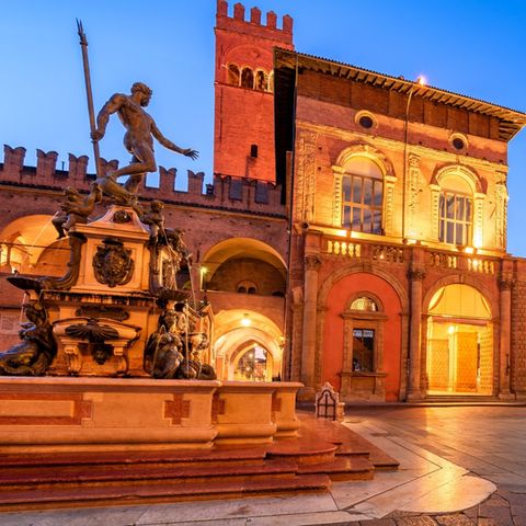Der berühmte Neptunbrunnen auf der Piazza Maggiore in Bologna.